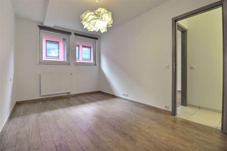 Appartement (C13) de +/- 95 m² entièrement repeint avec 2 chambres + cave (21) + garage fermé (18) - Photo 5