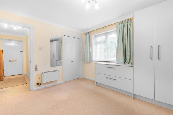 Shoppenhangers Road, MAIDENHEAD - Photo 1