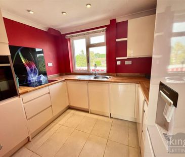 3 Bedroom Maisonette - Upper To Let - Photo 6