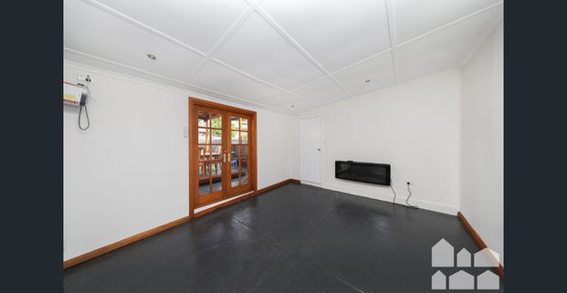 LOCATION LOCATION! - Photo 1