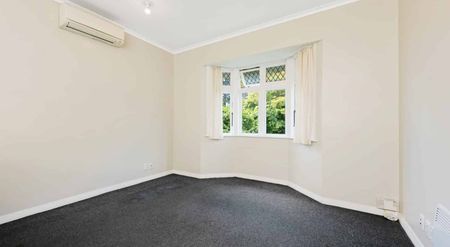 Super spacious downstairs 5-bedroom flat - Photo 3