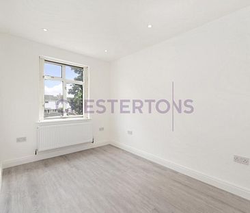 3 bedroom house in London - Photo 1