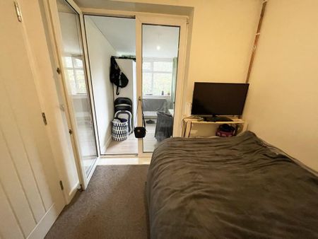 6 bedroom semi-detached house to rent - Photo 5
