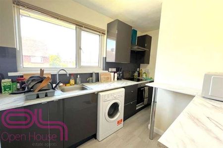 First Floor Flat Cygnet Avenue, Feltham, TW14 - Photo 5