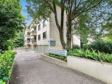 Top floor apartment in sought after location - Photo 4