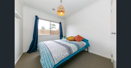 4 Bedrooms PLUS, enclosed study with built in desk/cupboards. Just move in and enjoy...... - Photo 3