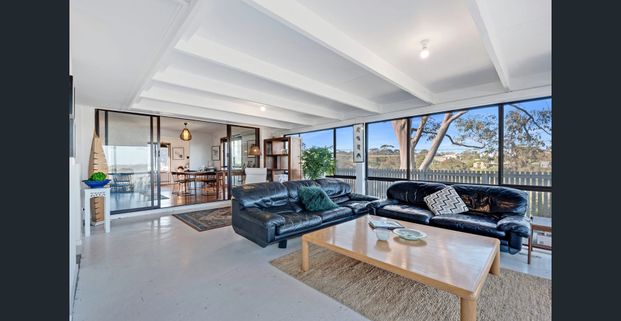 Sophisticated Coastal Residence with Panoramic Outlook - Photo 1