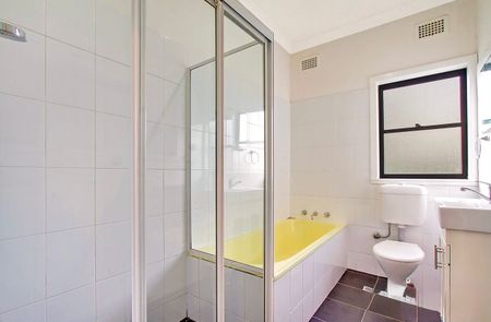 THREE BEDROOM FAMILY HOME - Photo 2