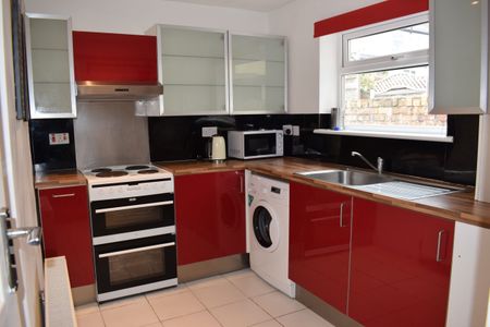 Spacious Ensuite - On Street Parking - Photo 3