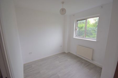 Newly refurbished Two bedroom mid terrace - Photo 3