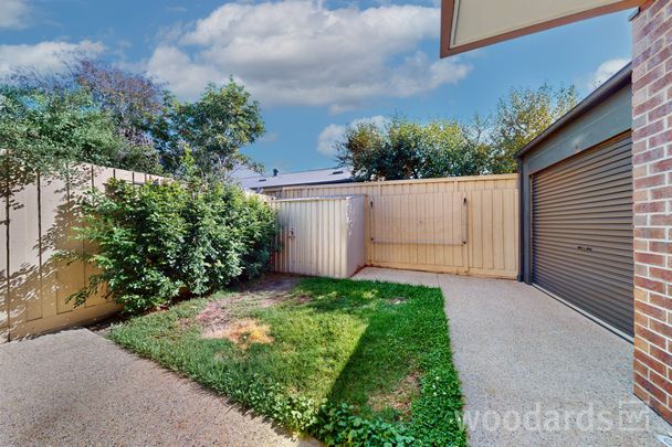 MODERN RESIDENCE WITH THREE BATHROOMS! - Photo 1