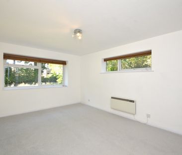 Elgin Road, Weybridge, KT13 - Photo 2