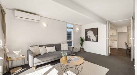 Comfort and Convenience in Prime Location - Photo 3