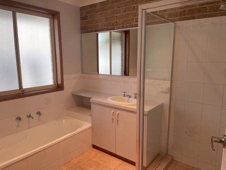 2/476 Regina Avenue, North Albury NSW 2640 - Townhouse For Rent | Domain - Photo 3