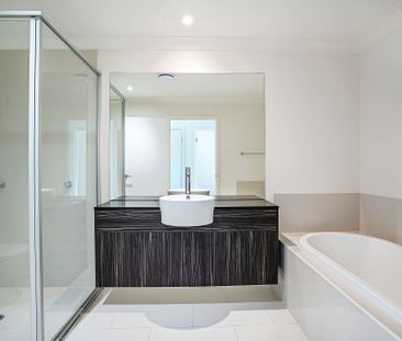 EXECUTIVE TOWNHOUSE - Photo 4