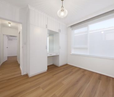 Ground Floor Fully Renovated 2-Bedroom Apartment - Photo 3