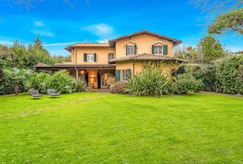 Elegant villa with garden steps away from the sea