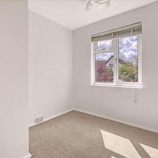 Dukes Avenue, Theydon Bois, Epping, Essex, CM16 - Photo 1