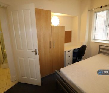 1 bedroom in a flat share to rent - Photo 3