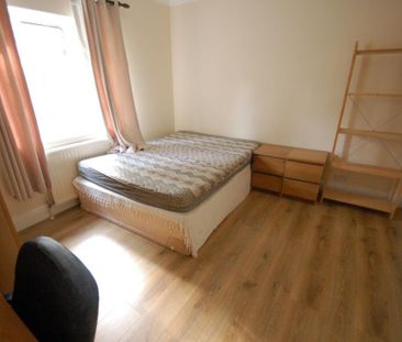 3 bedroom flat to rent - Photo 2