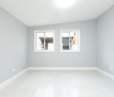 Renovated three bedroom terrace with garage-HOLDING DEPOSIT RECEIVED! - Photo 1