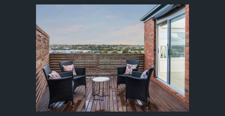 SPACIOUS MODERN FAMILY HOME - Photo 4