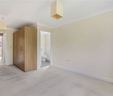 Nestled within a small cul-de-sac of just a handful of homes, this ... - Photo 6