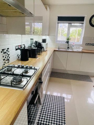 Master bedroom to rent close to seven king station - £900 pcm - Photo 5