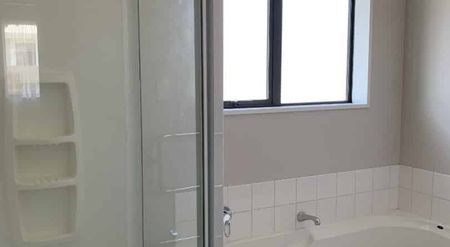 Lovely Modern 3 Bedroom Home - Photo 4