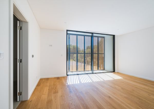 Moradia T6 de arquitetura moderna inserida no Golfe de Oeiras