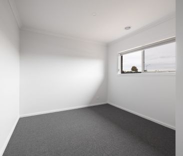 Contemporary Living - Photo 2