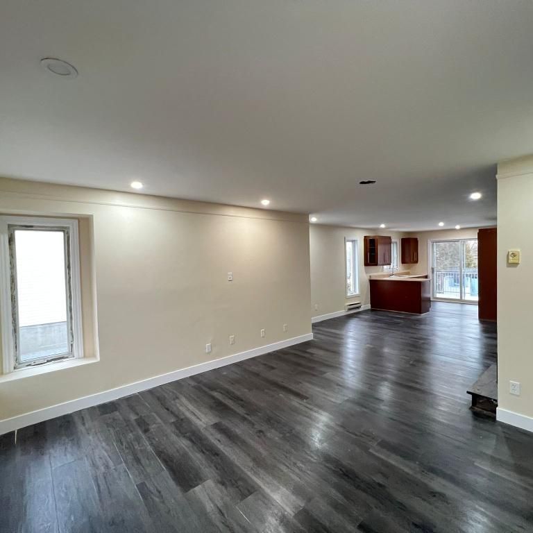 5 ½ entièrement rénové sur 2 niveaux – Quartier paisible – 2 stationnements – Disponible maintenant Situé au 611 rue Gérard-Proulx à Saint-Eustache, - Photo 1