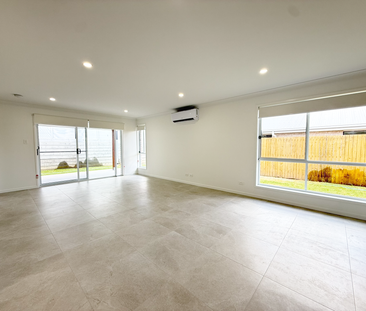 5 Provence Place, Greenbank QLD 4124 - House For Rent | Domain - Photo 2