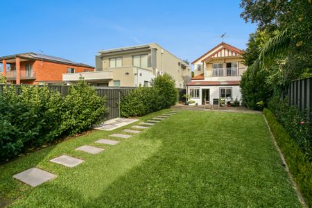 Beautifully Presented Family Home - Photo 2