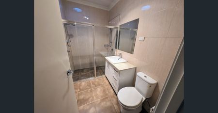 Spacious villa, rear of the block! - Photo 4