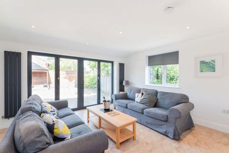 6 bedroom semi-detached house to rent - Photo 2