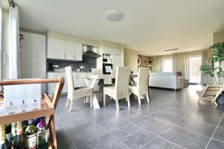 Ruim duplexappartement met 3 slpk, terras en carport voor 935 EUR/mnd - Photo 3