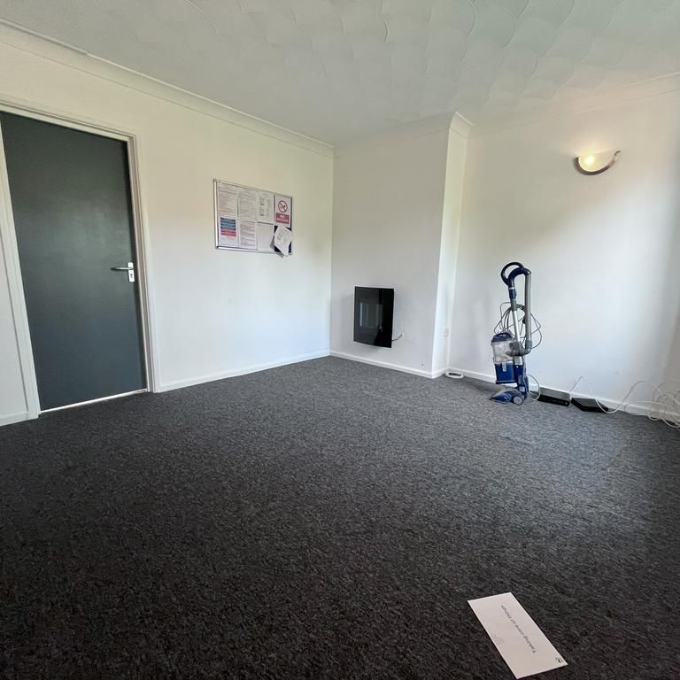 4 bedroom semi-detached house to rent - Photo 1