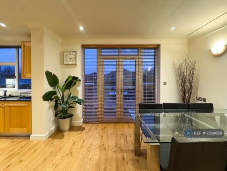2 bedroom penthouse to rent - Photo 3