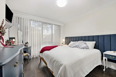 This spacious, fully renovated, 2 bedroom, 1 bathroom apartment is the epitome of luxurious living. - Photo 4