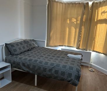 4 Bed End Terrace, College Gardens, N18 - Photo 3