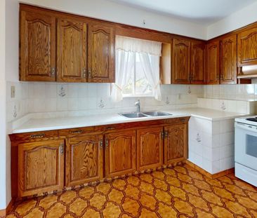 For Lease - 124 Wyndale Drive, Toronto, Ontario - Photo 2