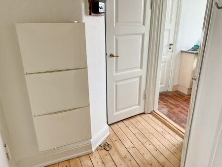 Rummelig 2 værelses lejlighed i vestbyen - Foto 3
