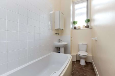 A spacious one bedroom apartment, available on a furnished basis in Tollcross. - Photo 3