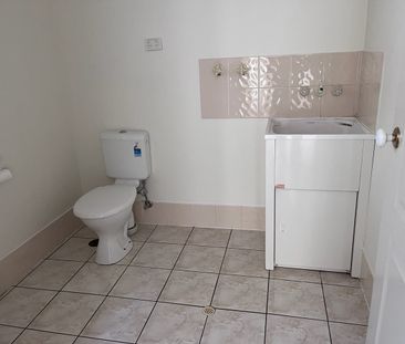 FRESHLY PAINTED AND NEW CARPET TOWNHOUSE IN FANTASTIC LOCATION - Photo 6