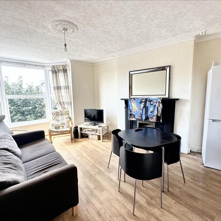 4 bedroom flat to rent - Photo 1