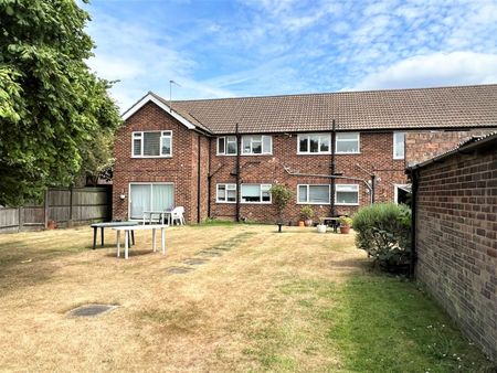 Chertsey Road, Byfleet, Surrey, KT14 - Photo 2