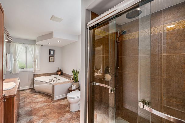 For Lease - 560 Buchanan Crescent, Beacon Hill North - South and Area, Ontario - Photo 1