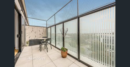 Modern comfort in the heart of Carnegie - Photo 2