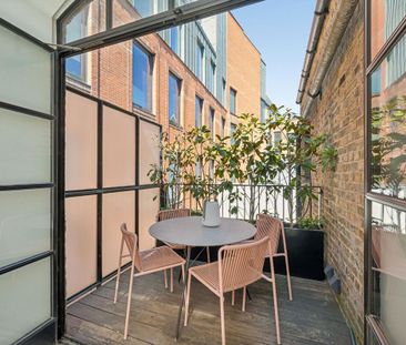 An outstanding property that has been comprehensively refurbished and thoughtfully redesigned to an high standard, W1F - Photo 4